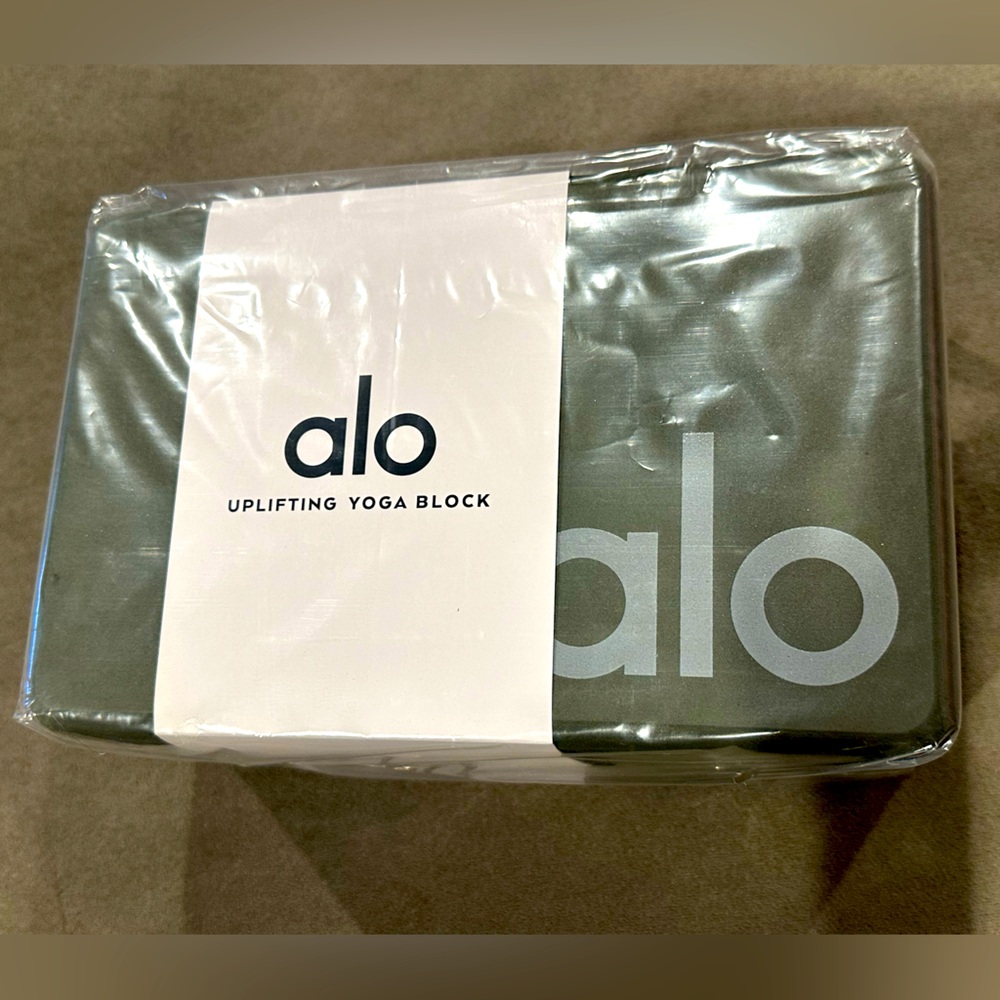 Alo Yoga Block in Olive Green